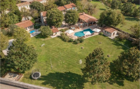 Nice Home In Tinjan With Jacuzzi